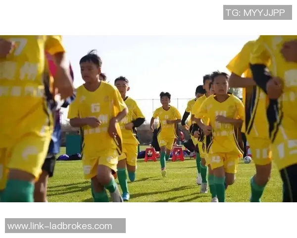 足球帅男孩的梦想之旅从绿茵场到人生舞台的精彩蜕变