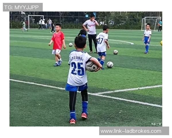 足球的痕迹在历史长河中的深刻影响与文化传承探讨